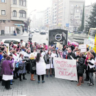 Un centenar de metges es van concentrar ahir davant la delegació de Salut de Lleida.