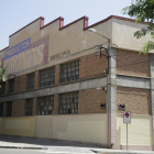 La planta està ubicada al carrer Pintor Garcia Lamolla.