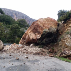 Imagen del desprendimiento de rocas que cortó ayer la L-913 en Vilanova de Meià. 