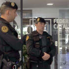 Agents de l’UCO, ahir a les portes de la Federació Catalana mentre s’efectuaven els escorcolls.