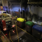 Bomberos sofocando la noche del viernes un incendio que afectó tres contenedores en Lluís Roca. 