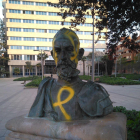 La estatua de Cervantes, ayer pintada, en la plaza con su nombre