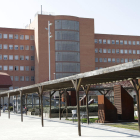 Vistas del hospital Arnau de Vilanova de Lleida, que detectó el año pasado 2.100 casos de cáncer. 