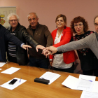 Alcaldes de l'entorn de Mont-rebei i les presidentes dels consells de la Noguera i la Ribagorça encaixant les mans després de signar el conveni de col·laboració.