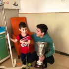 Marc Màrquez entrega una Copa a uno de los niños ingresados.