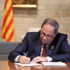 El president Quim Torra firma la notificación de la querella de la Fiscalía por desobediencia.