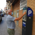 Un ciudadano pagando la tasa de zona azul en Lleida.