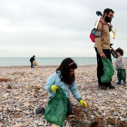 Familias limpiaron ayer las playas de Les Cases d’Alcanar, repletas de basura y plásticos tras ‘Gloria’.