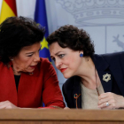 La ministra de Educación y portavoz del Gobierno, Isabel Celaá, y la ministra de Trabajo, Magdalena Valerio, durante la rueda de prensa posterior al Consejo de Ministros.