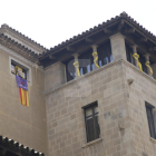 Los lazos amarillos están colocados en las ventanas del despacho del grupo municipal de la Crida-Cup que dan a la fachada del ayuntamiento de la plaza Paeria.