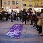 Un momento de la cacerolada celebrada ayer la plaza Sant Joan contra la sentencia.