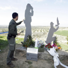 Ofrenda floral en el monumento de homenaje a los agentes rurales asesinados en Aspa, en la reserva natural de Mas de Melons.
