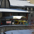 Imatge de l’exterior de la zona d’urgències de l’hospital de Vielha, on va morir el monitor d’esquí.