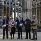 Joan Reguant, Montse Parra, Fèlix Larrosa, Josep Borrell y Joan Baigol con el dosier de la candidatura.