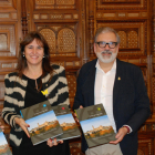 La consellera de Cultura, Laura Borràs, y el alcalde de Lleida, Fèlix Larrosa, este lunes con el dossier de la candidatura de la Seu Vella a la UNESCO.