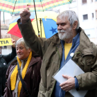 El padre de Oriol Junqueras levanta el puño antes de entrar en los Juzgados de Manresa y acompañado por un grupo de gente que han venido a darle apoyo.