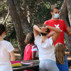 Un monitor de ocio haciendo una actividad con niños.