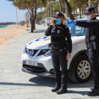 Control policial en una playa de Platja d’Aro.