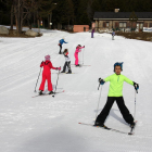 Varios escolares practicando esquí nórdico en la estación de Aransa, en Lles de Cerdanya.