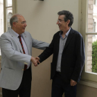 Roberto Fernández saluda al nuevo rector de la UdL, Jaume Puy, tras conocer los resultados.