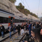 Algunos de los 400 pasajeros de los dos convoyes que salieron de los trenes a las vías tras la colisión. 