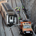 Operaris treballant ahir un dels dos combois implicats en l’accident.