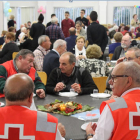 Usuaris i voluntaris de Creu Roja Lleida en una imatge d'arxiu.