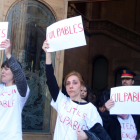 Montse, a l’esquerra, va ser víctima de Pardo el 2002 i ahir va protestar davant l’Audiència de Barcelona.