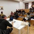 Imatge de la reunió d’ahir de la plataforma en defensa del col·legi Àngel Guimerà de Balaguer.