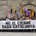 Els treballadors de Sada es van manifestar a la plaça Paeria abans d’assistir al ple.