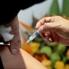 Un pacient rep la vacuna de la grip.