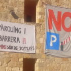 Pancartes de protesta aquest estiu contra el pàrquing de Corçà.