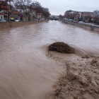 Imatge de l’avinguda del riu Ondara al seu pas per Tàrrega durant l’últim dia del temporal Glòria.