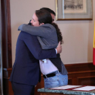 Pedro Sánchez i Pablo Iglesias es fonen en una abraçada després de la firma del preacord entre els dos partits, ahir.