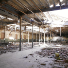 La nau central de l’antiga tèxtil, on és necessari frenar el deteriorament, ja que s’està desplomant el sostre.