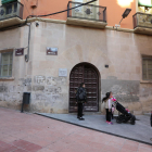 Padres y alumnos en el exterior de la sede del colegio Cervantes de la calle Cavallers.