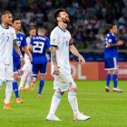 Leo Messi es desespera durant el partit de la selecció argentina contra Paraguai.