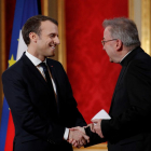 Luigi Ventura saludando al presidente de Francia Macron.