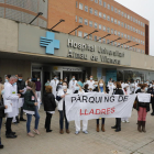 Mig centenar d’empleats van protestar ahir a les portes de l’hospital.