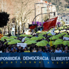 Solidaridad  -  Miles de personas con paraguas y ropas amarillas recorrieron ayer el centro de San Sebastián en solidaridad con los políticos catalanes encarcelados, en el exilio y juzgados en el Supremo.