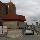 Un coche entrando en el parking subterráneo del Arnau de Vilanova por su actual acceso provisional.