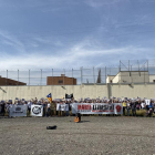 Centenares de personas se manifestaron ayer desde el Camp d'Esports hasta el centro penitenciario de Ponent.
