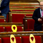 El primer secretari del PSC, Miquel Iceta, abandonant el seu escó en un Parlament semibuit.