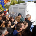 Un grup de manifestants acompanya la sortida de les furgonetes amb les paperetes del referèndum del polígon de Bigues i Riells el 20 de setembre del 2017.