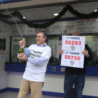 Un lotero de Zaragoza celebrando haber vendido décimos del tercer y el quinto premio. 