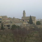 Vista de Tarrés con la iglesia del pueblo. 