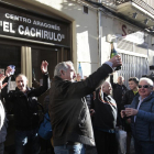 Un grupo de personas celebrando ayer el premio Gordo delante del centro aragonés El Cachirulo de Reus. 