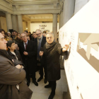 El arquitecto Jaume Terés, explicando el proyecto a las autoridades en el acto celebrado en enero.