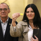 La abogada Carla Vall y el alcalde de Lleida, Miquel Pueyo, con el pen que han llevado a fiscalía para denunciar nuevos casos de abusos sexuales en el Aula de Teatre