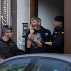 Agentes de la Guardia Civil trasladan a uno de los activistas independentistas arrestados ayer, en Sabadell.